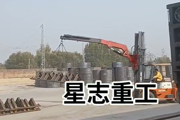 叉車吊工作運行現(xiàn)場